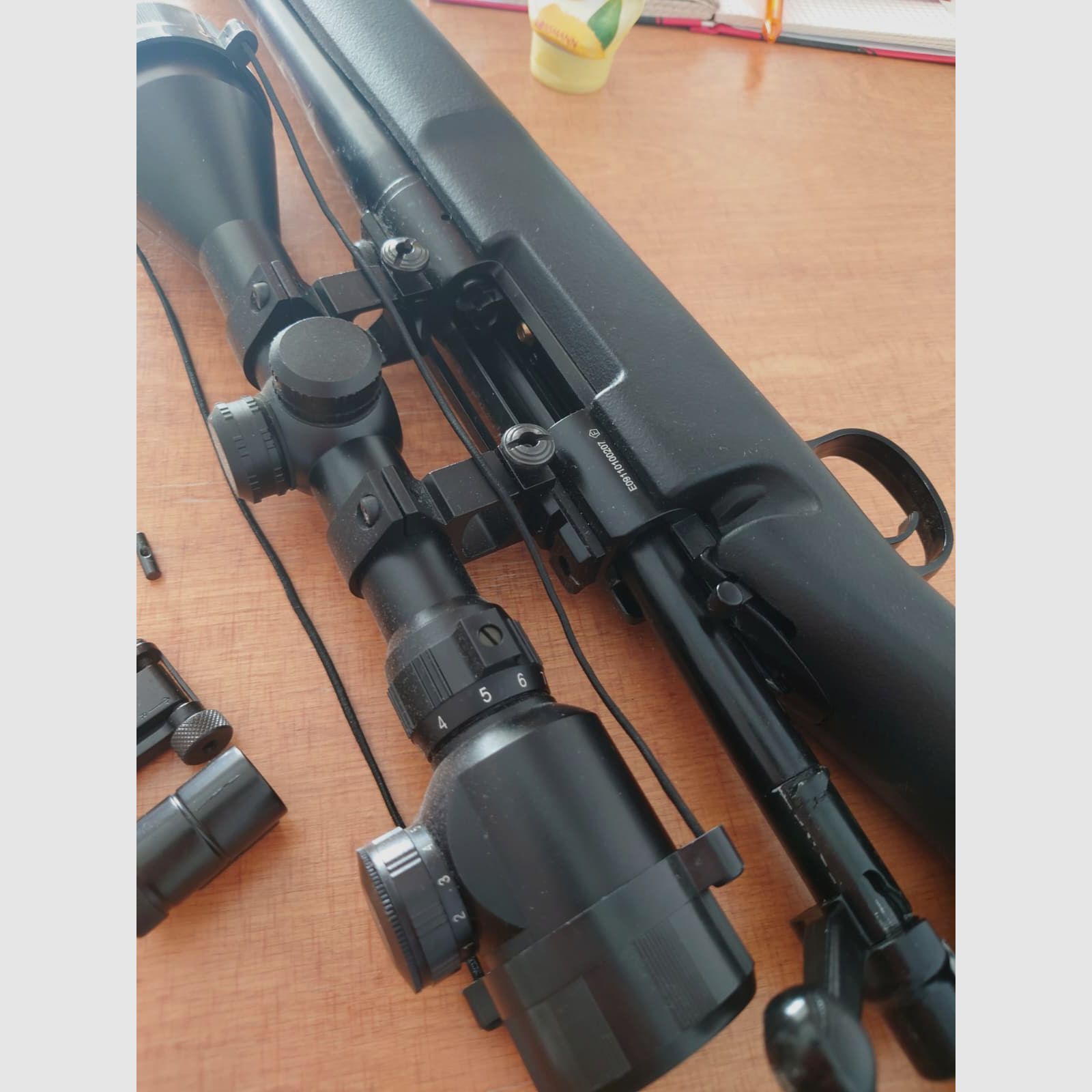 KJ Works M700 Police High Velocity Gas Bolt Action Gewehr 6mm BB schwarz (+MAX Tactical Zielfernrohr 3-9x50E beleuchtet mit Ringe für 22 mm Schiene)