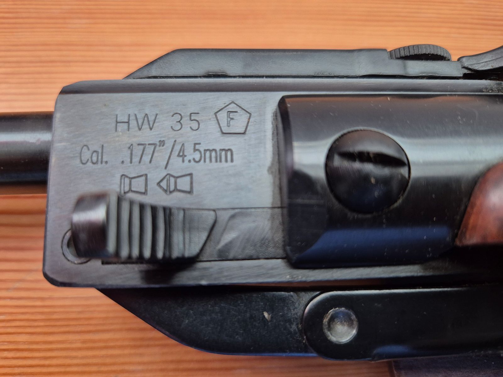 Weihrauch HW 35 Luftgewehr, Kaliber 4,5mm, mit Zielfernrohr und Schalldämpfer