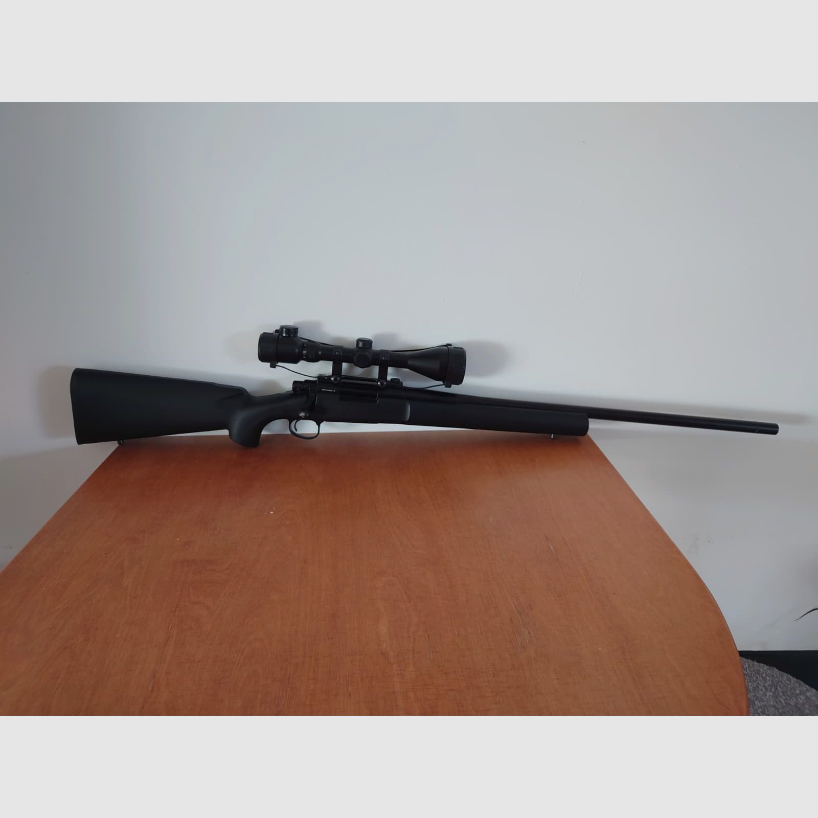 KJ Works M700 Police High Velocity Gas Bolt Action Gewehr 6mm BB schwarz (+MAX Tactical Zielfernrohr 3-9x50E beleuchtet mit Ringe für 22 mm Schiene)
