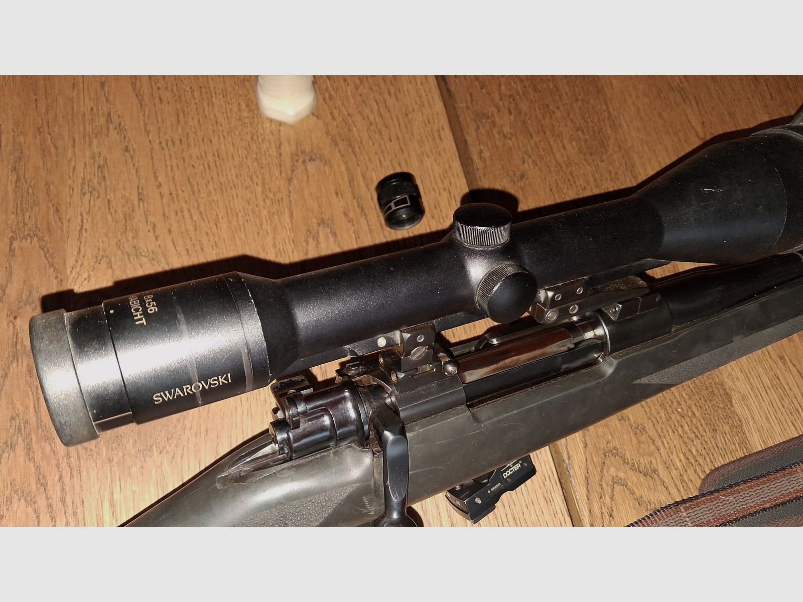 Mauser 98 „Forest“ in calibro 9,3x62 – pacchetto completo (Swarovski 8x56 + Docter Sight)
