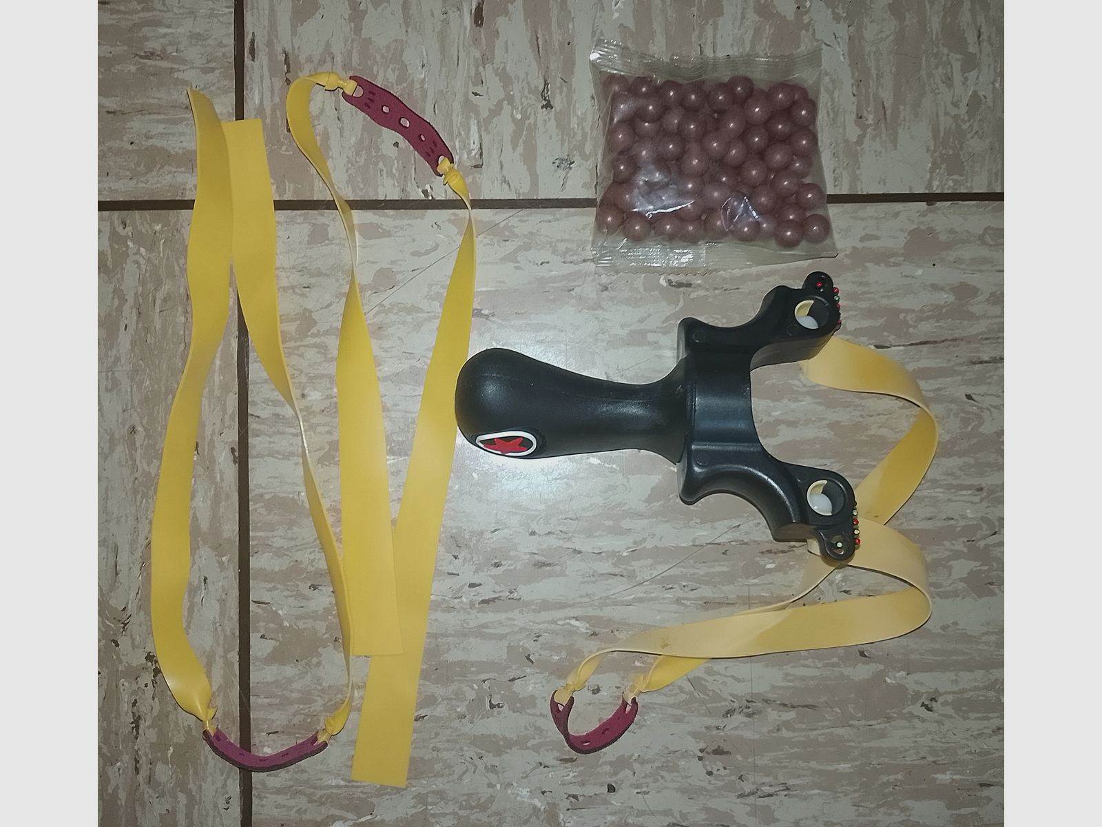 Neue Steinschleuder Zwille Schleuder Red Star mit Zubehör Ersatzgummi Munition  schwarz Roter Stern 