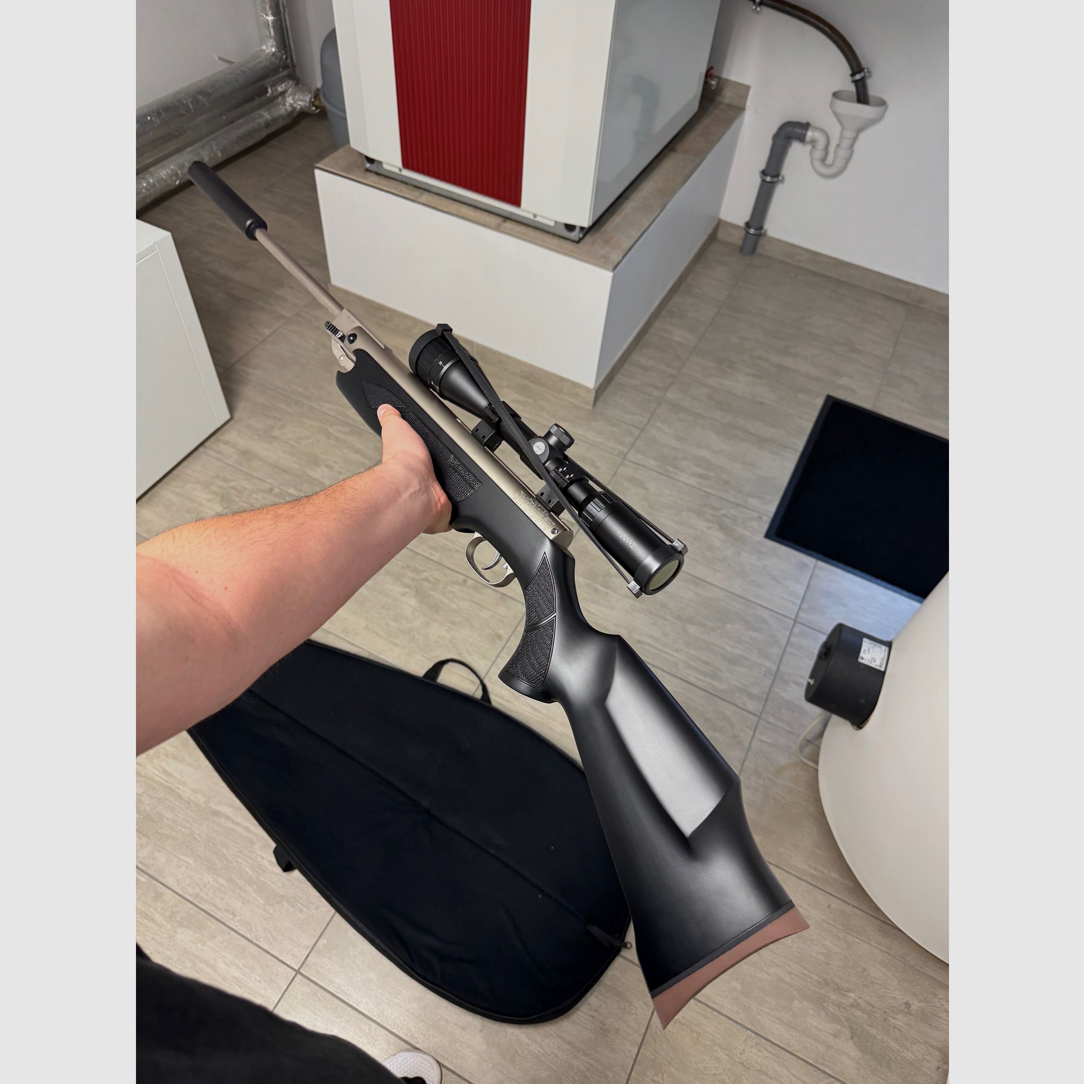 Weihrauch HW 35K F Black Silence – 4,5 mm, incluso silenziatore e cannocchiale