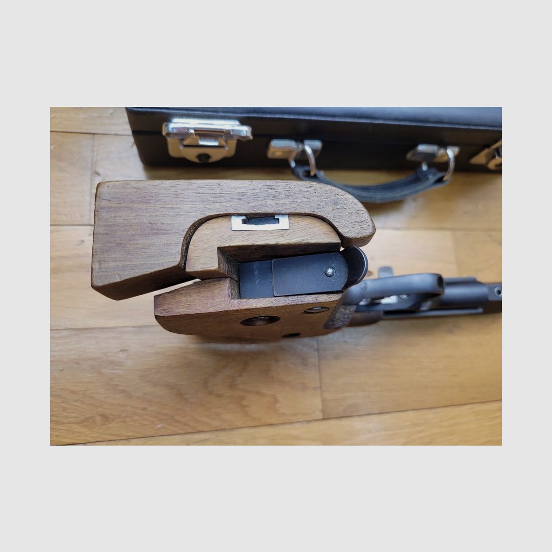 Sehr guter Pistol DES 69/U – Hergestellt in Frankreich von Unique in Hendaye – Kal. 22 LR – Verstellbarer anatomischer Schaft aus Nussbaum – Magazin 10 Schuss – Verstellbarer Abzug – Doppelte Bossette – Set von Gegengewichten – Vollständig aus bearbeitetem Stahl – Sehr guter Zustand, Bild 13 von 27