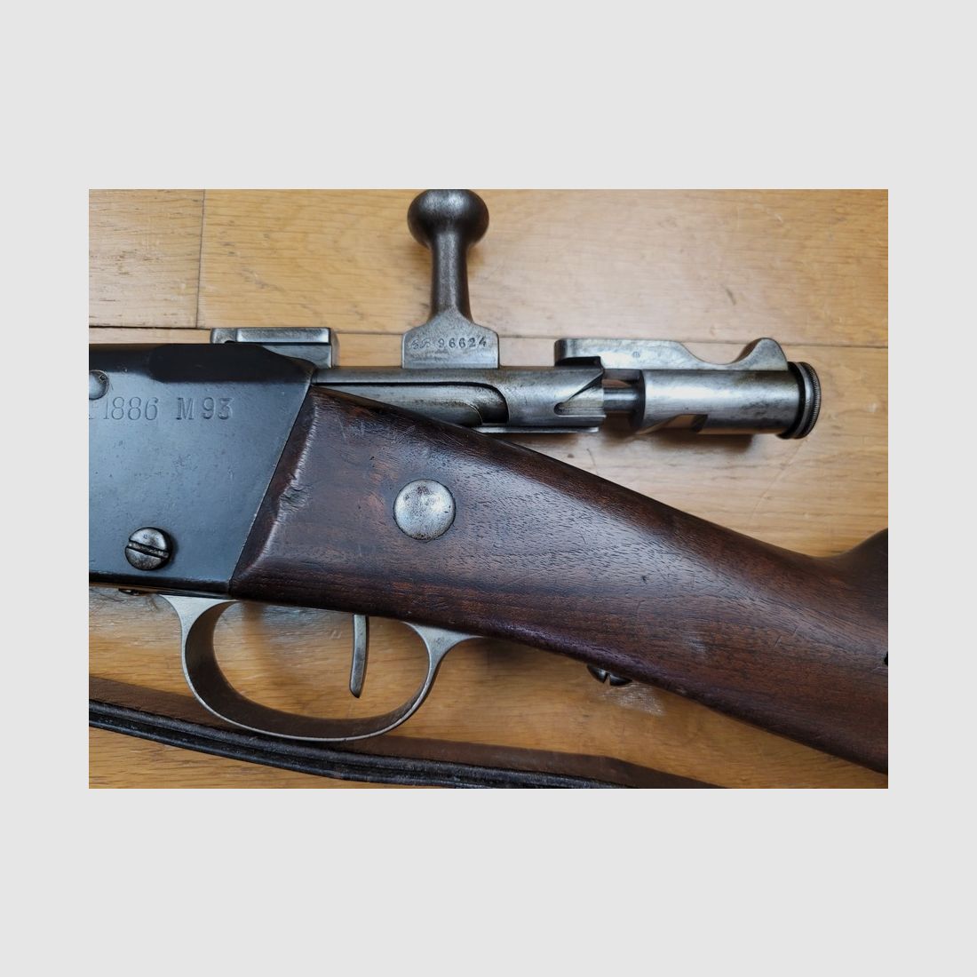 Sehr schönes Gewehr Lebel Modell 1886 M93 - Arsenal von Châtellerault aus 1890 - ursprüngliches Kaliber 8x51R - im gleichen Arsenal 1893 auf Standard gebracht - Patrone 32N - Vollmatrikel - guter Lauf - Seltene Stück in TBE+, Bild 4 von 27