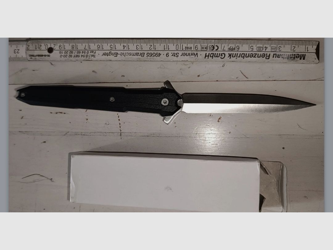 Folding knife dagger shape