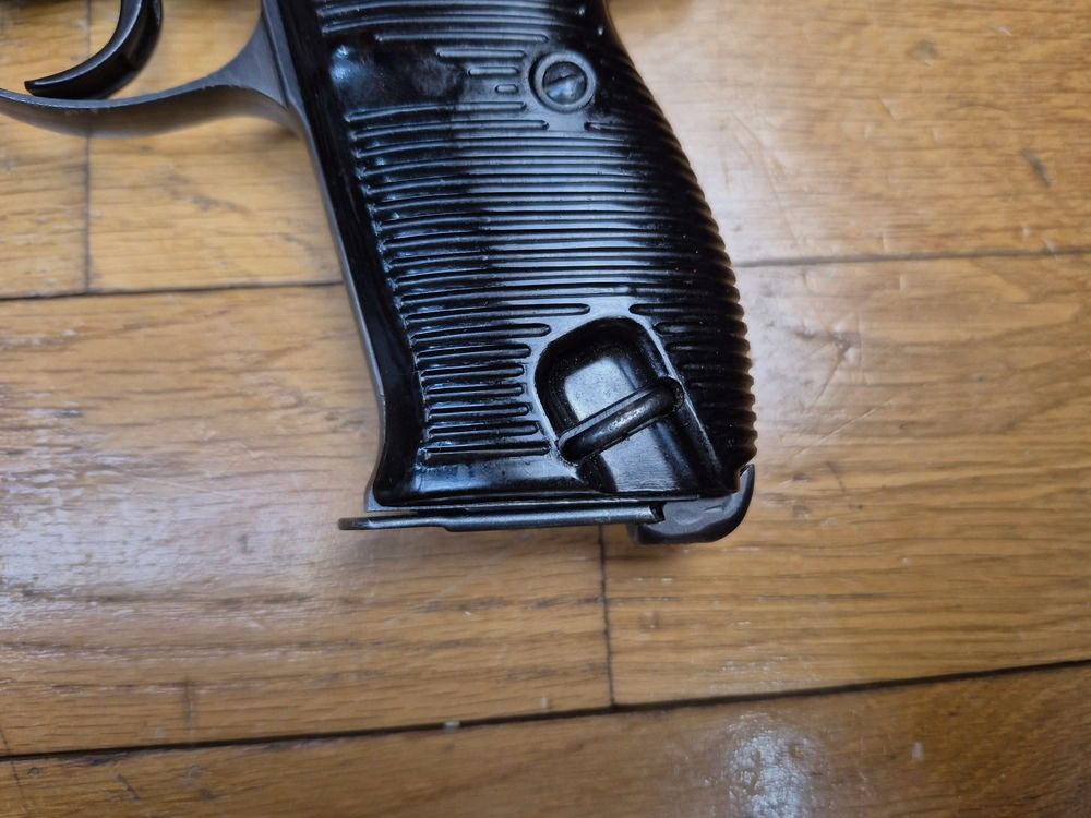Very nice Walther P38 Pistol – Walther manufacture from December 1941 – Original bluing at 99% – Impeccable mechanics – Superb mirror barrel – 100% original parts – Mono-numbered except magazine – Excellent condition – TBE+, image 3 of 22
