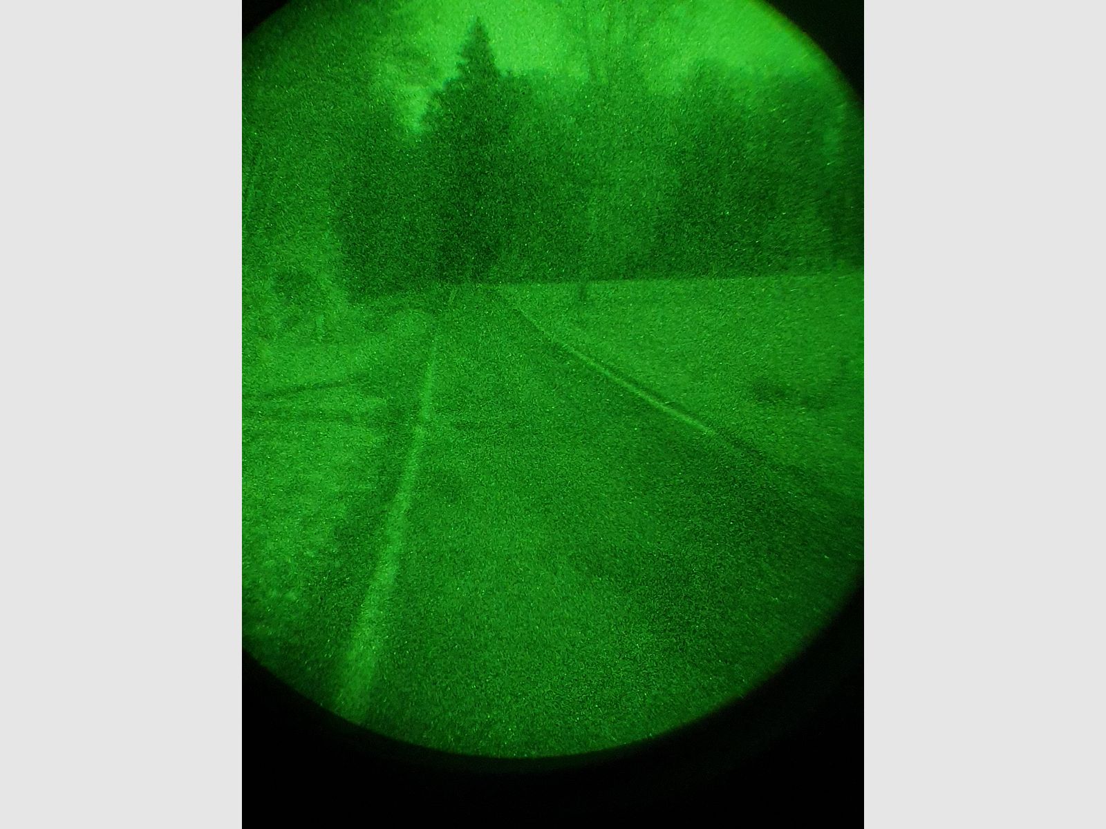 Nachtsichtgerät Restlichtverstärker mit Helm-Montage und Tragekappe, also zum Tragen ohne Helm