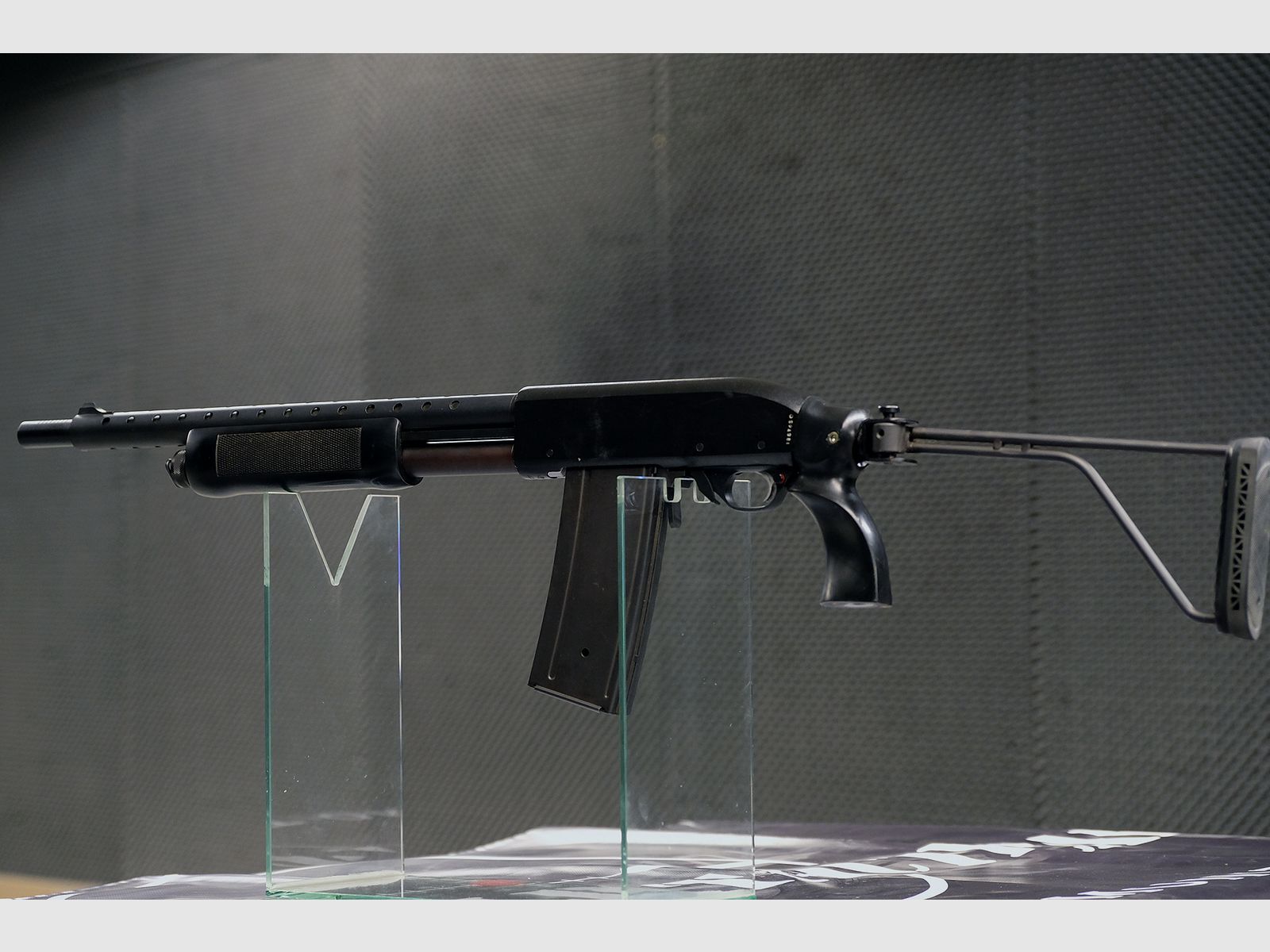 Mossberg 500 z magazynkiem pudełkowym, zdjęcie 4 z 5