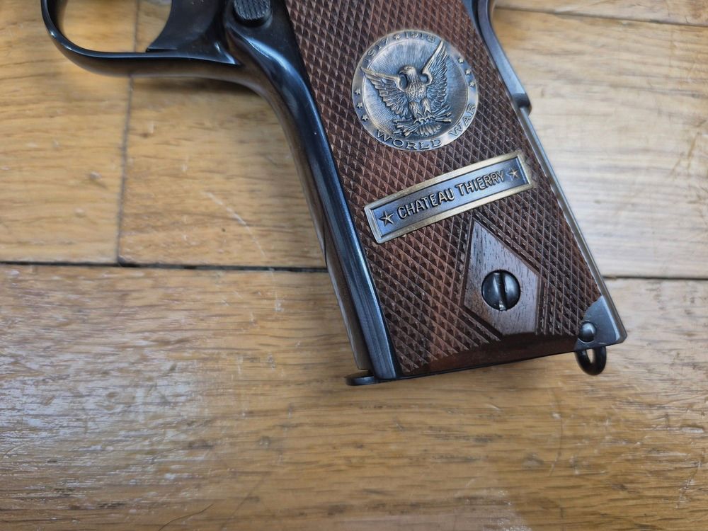 UNIQUE ! Rarissime Colt 1911 (pas 1911 A1) – Commémoratif de la Bataille de Château-Thierry 20 juillet 1918 – Arme de 1968 – Qualité exceptionnelle en pré Series 70 – Luxueusement gravé et bronzé et 100% opérationnel – Pièce rarissime en Europe dans sa boite d&rsquo;exposition d&rsquo;origine – État neuf !, image 5 sur 33