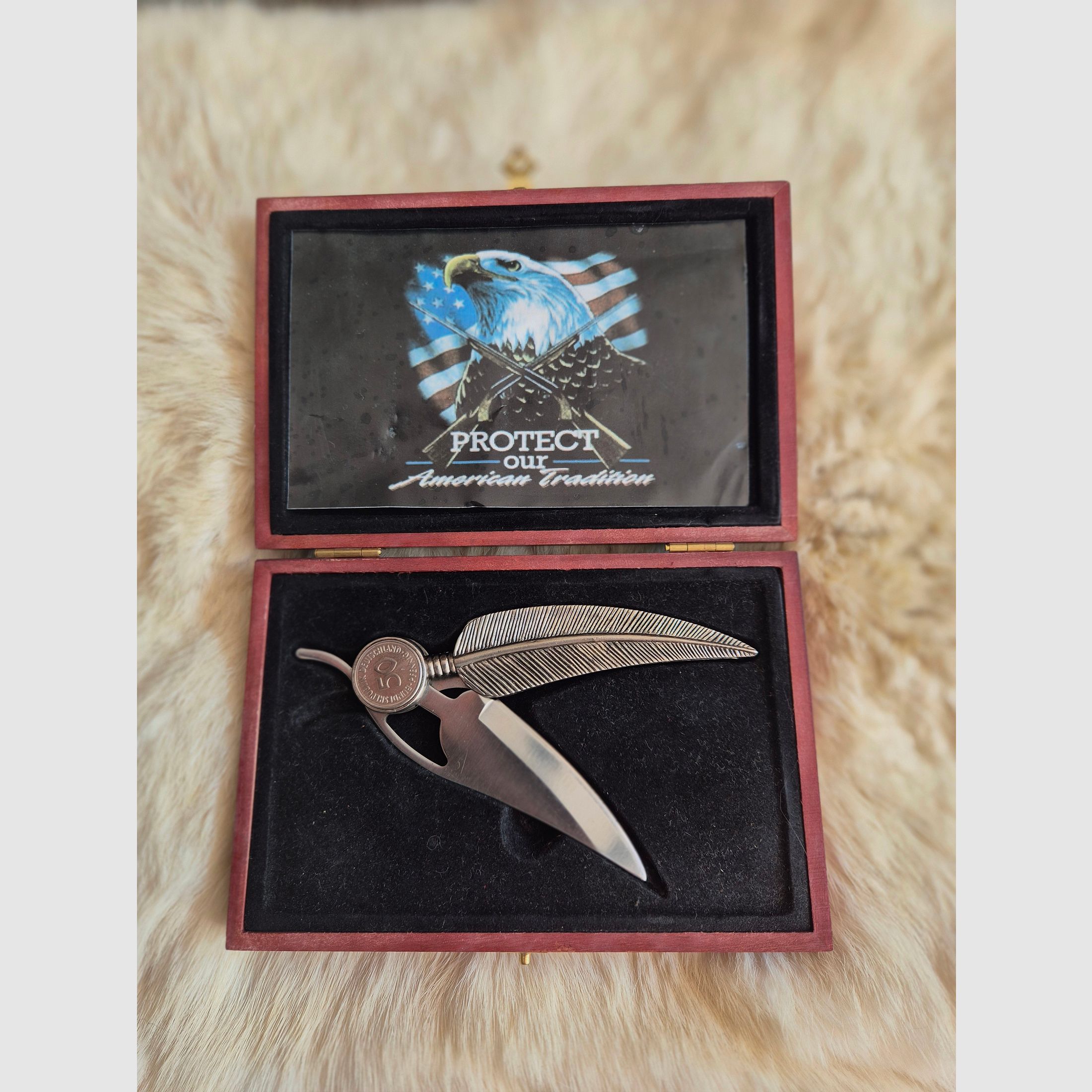 Taschenmesser in Form einer Feder mit Schatulle