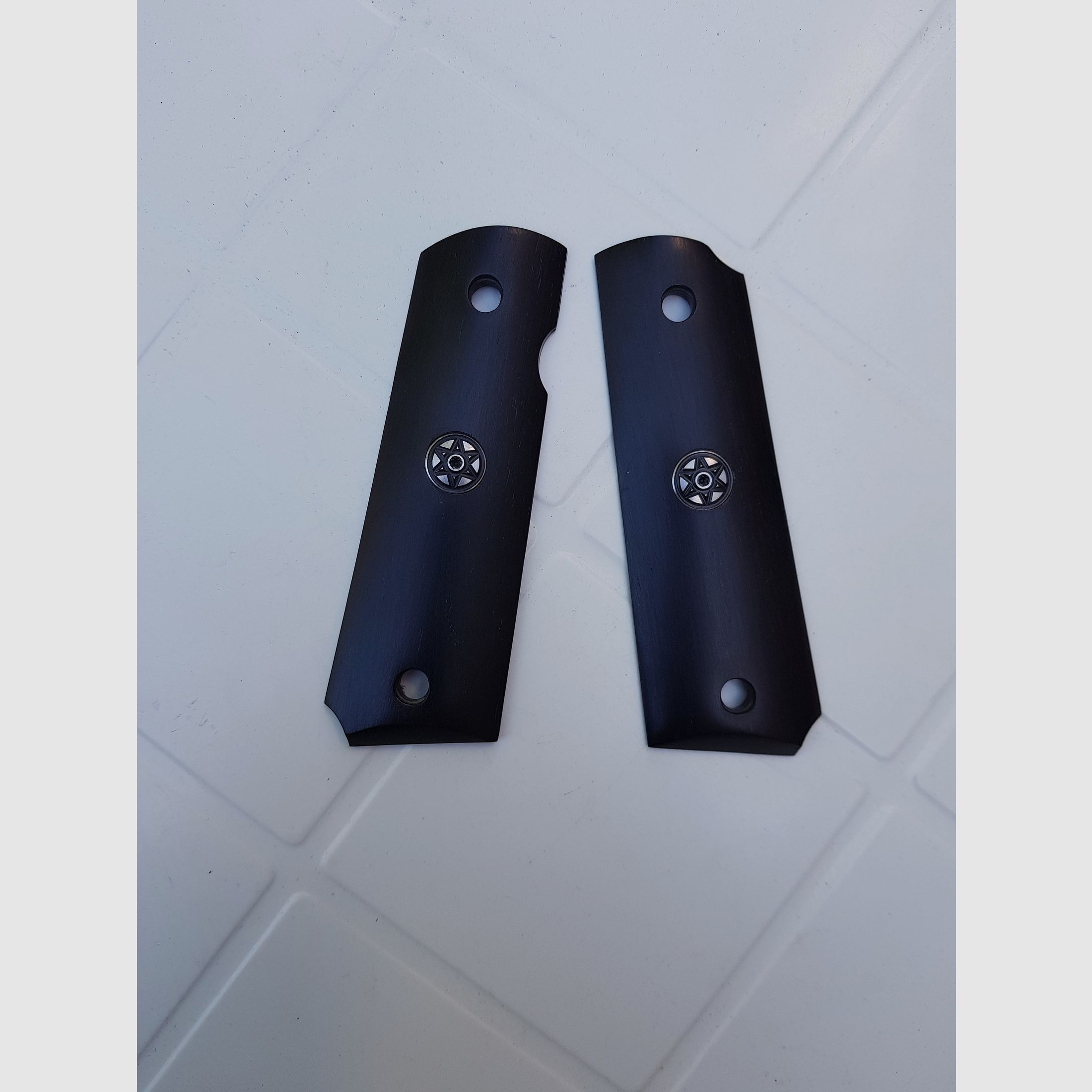 Grips of the Colt 1911 or ME Sport 1911