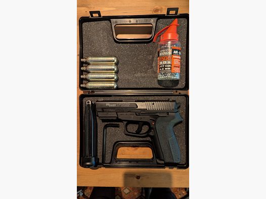 Sig Sauer SP 2022 Co2 1.75J 4.5mm BB inkl. Co2 Kapseln, BBs und Transportkoffer.