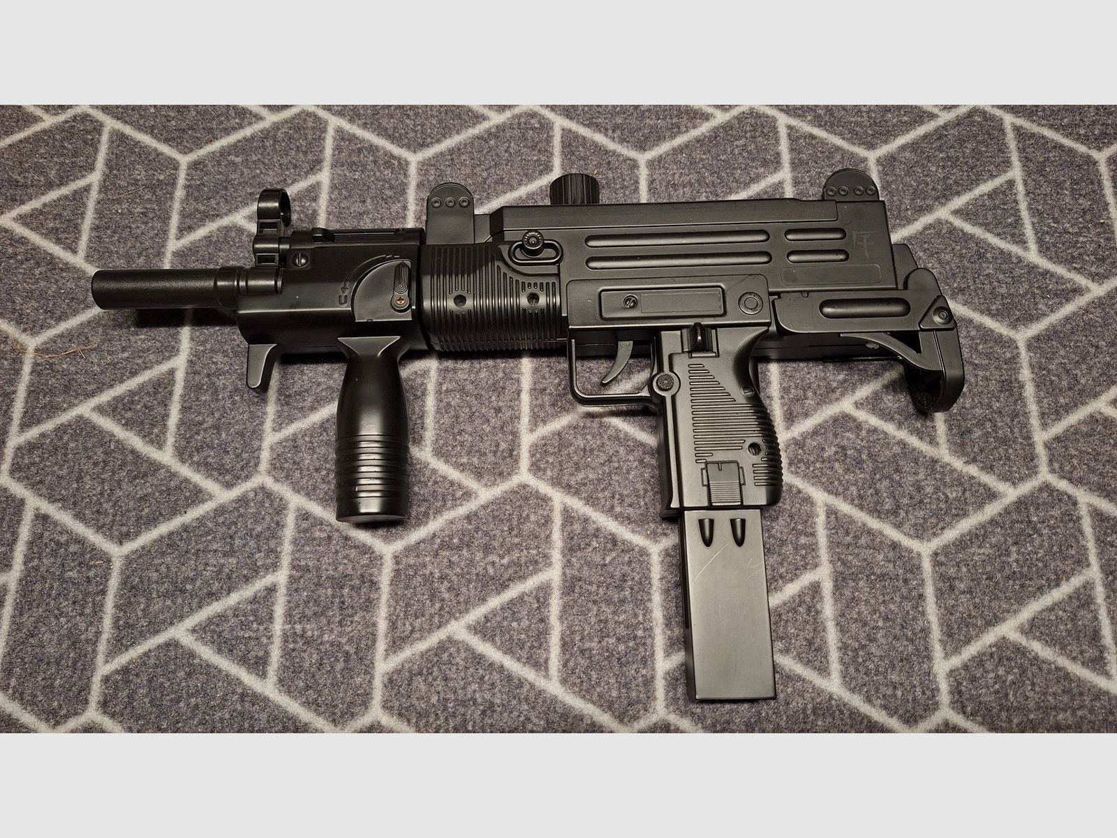 UZI Springer Airsoft 6mm NEU!