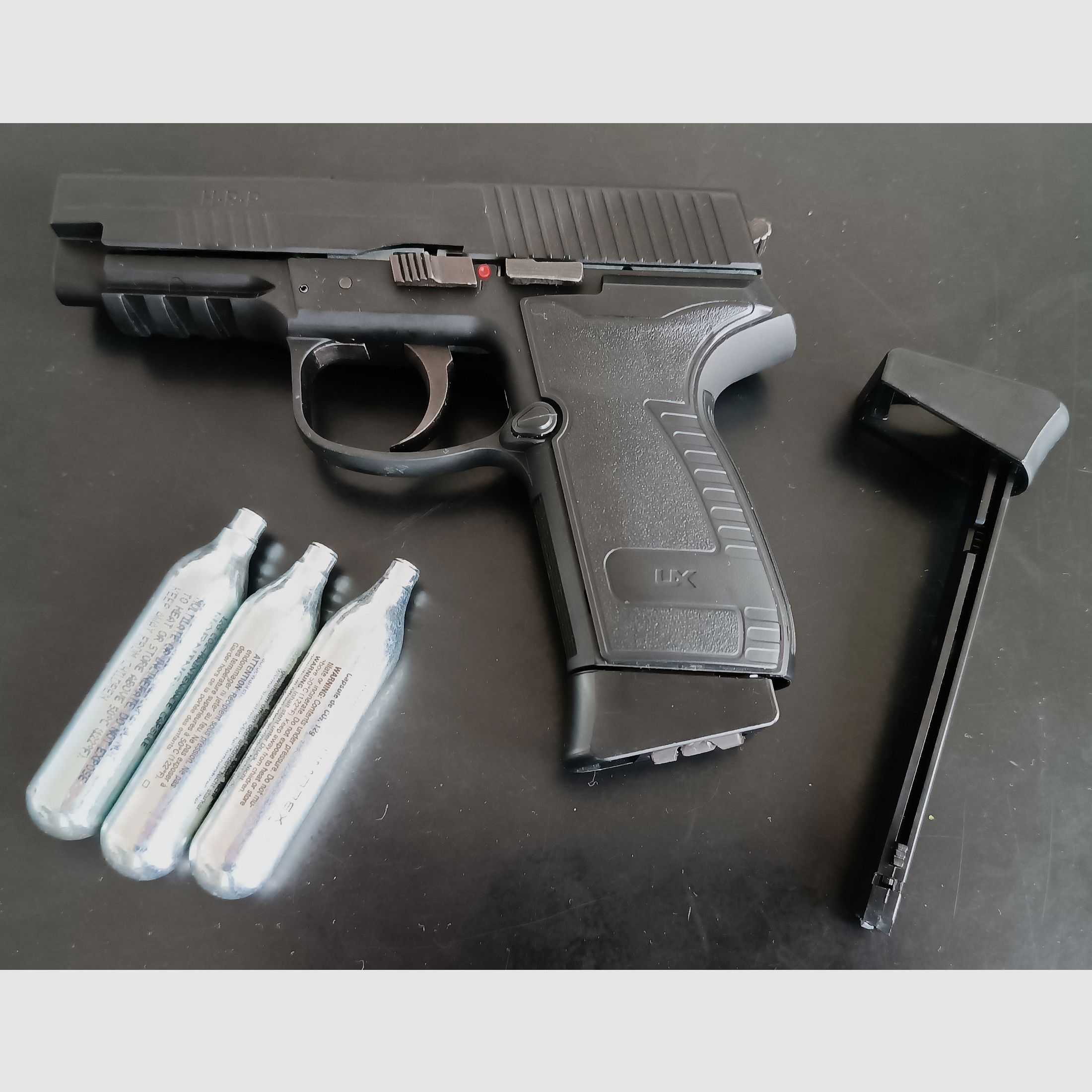 Umarex HPP 4.5 mm steel BB blowback CO2 pistol (P18) with accessories and LIKE NEW!
