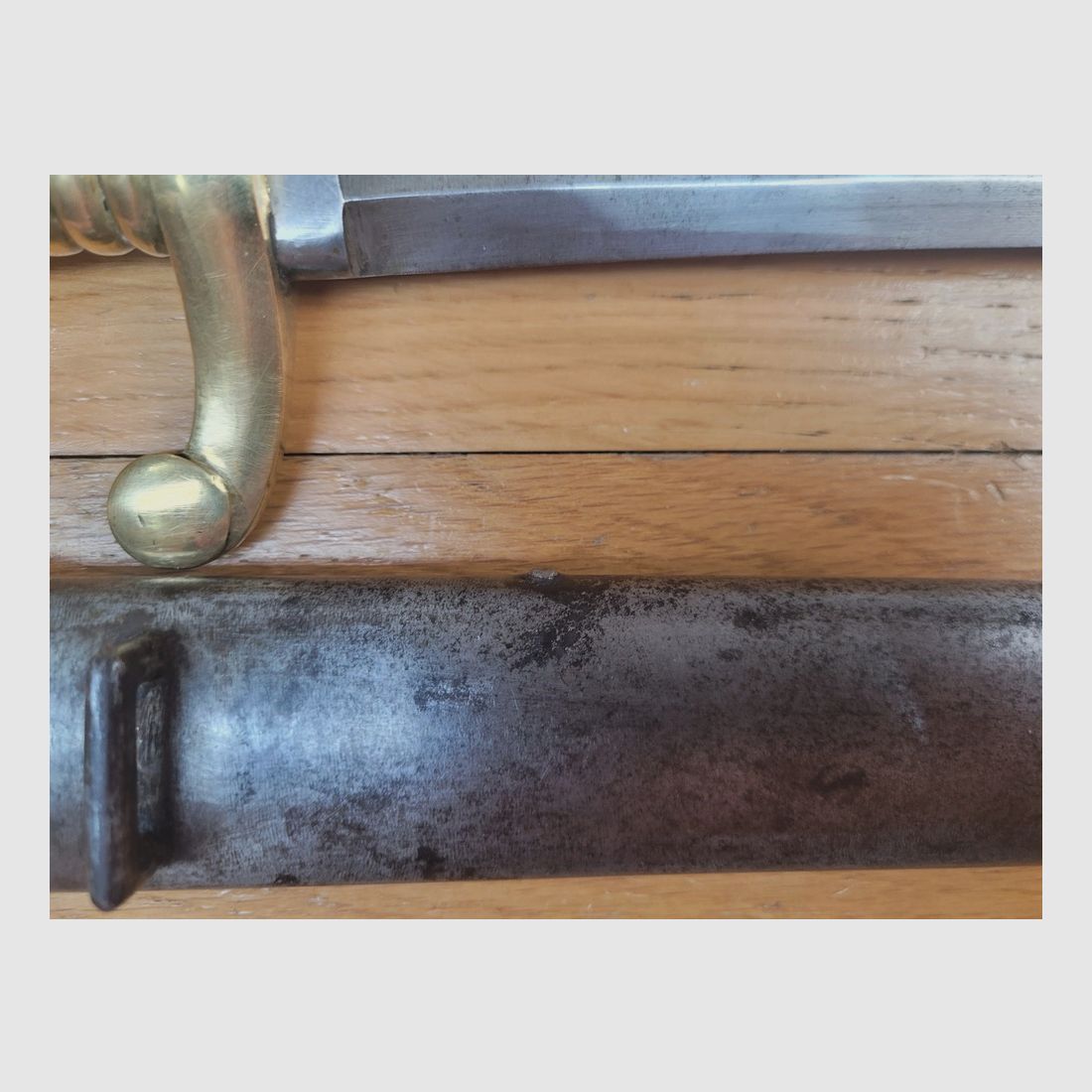 Sehr seltener Säbel-Bajonett Modell 1840 – Typ für das Fusil Thierry de Rempart leicht – Durchmesser der Hülse 27mm mit Einkerbung – Mit seinem noch selteneren passenden Futteral – Set in Super Zustand!, Bild 6 von 19