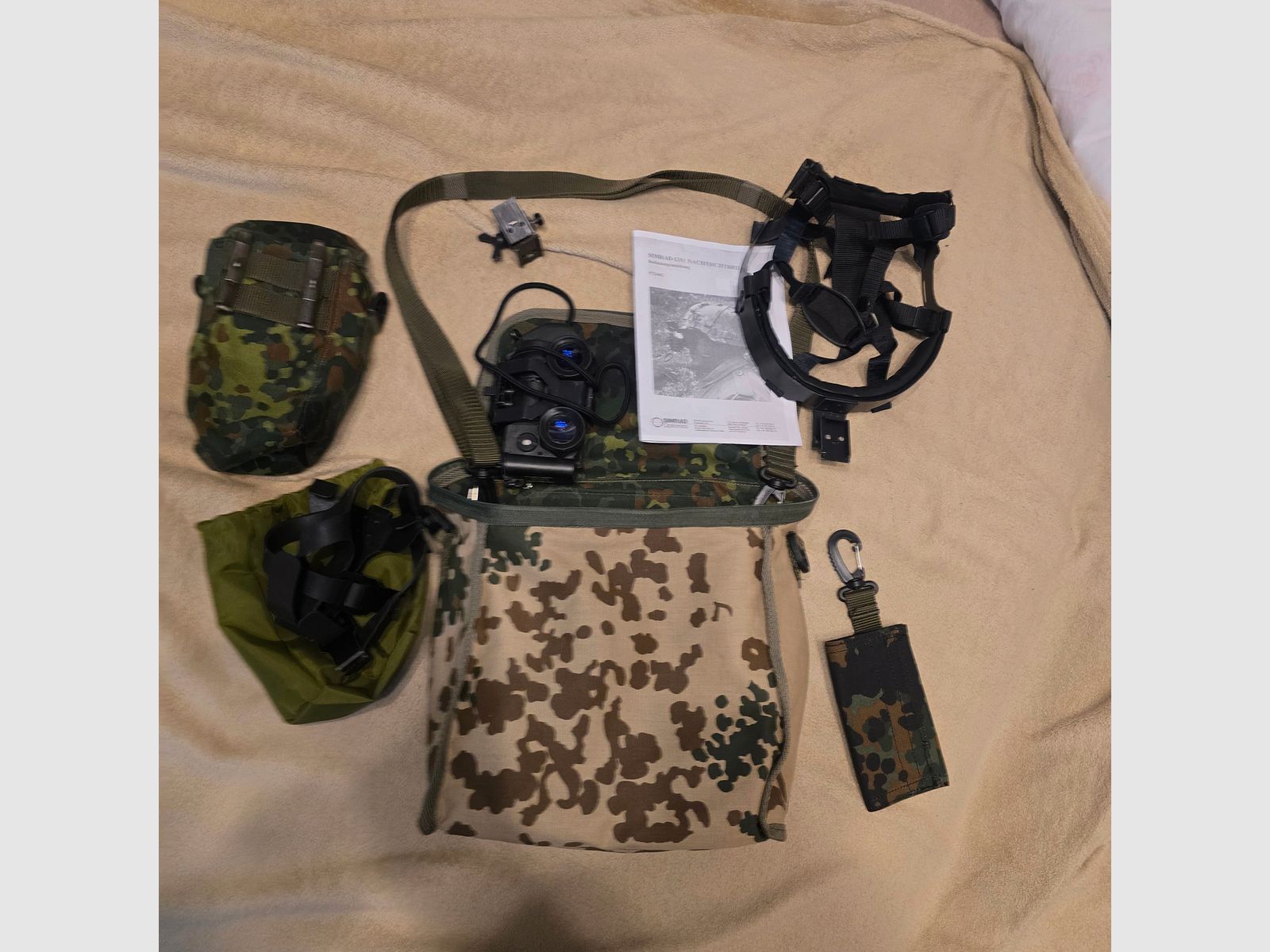 Nachtzichtapparaat restlichtversterker met helmbevestiging en draagkap, dus om te dragen zonder helm