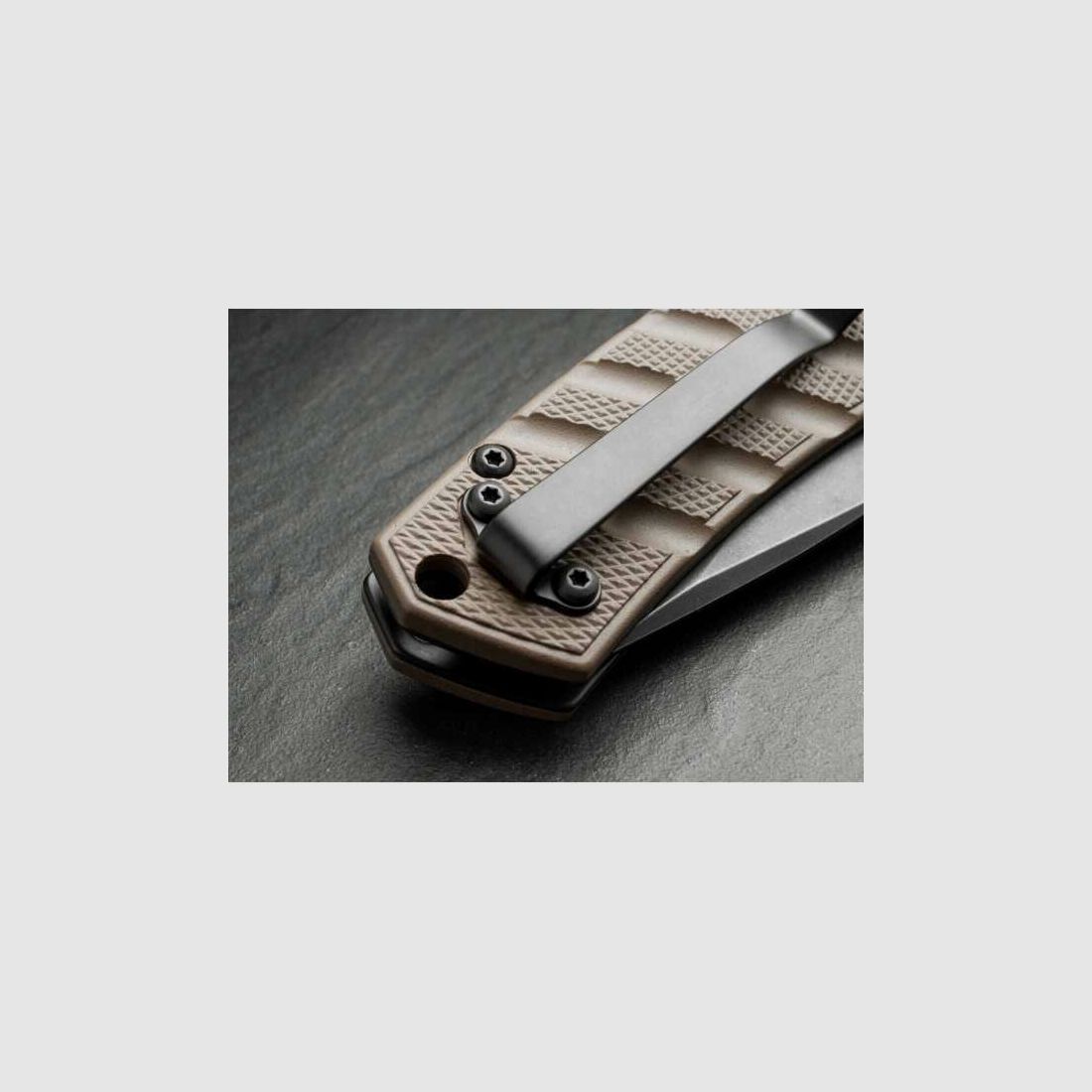 Böker Plus Strike Droppoint Coyote coltello da tasca