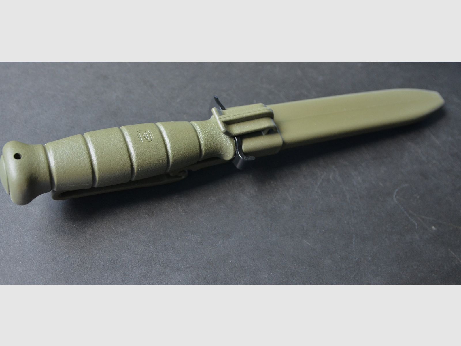 Glock Feldmesser FM 81 oliv – Militärisches Mehrzweckmesser