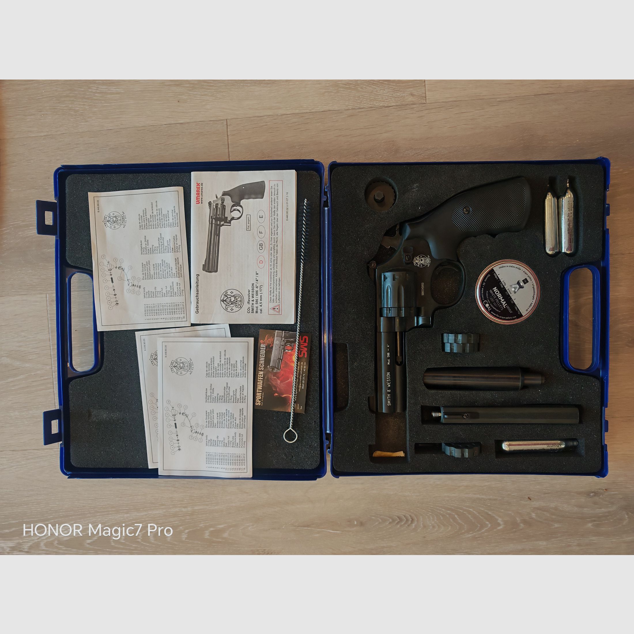 Smith & Wesson 586 revolver Co2. Longueur de canon de 6 pouces + 3,5 pouces, silencieux, 4,5 mm, mallette.