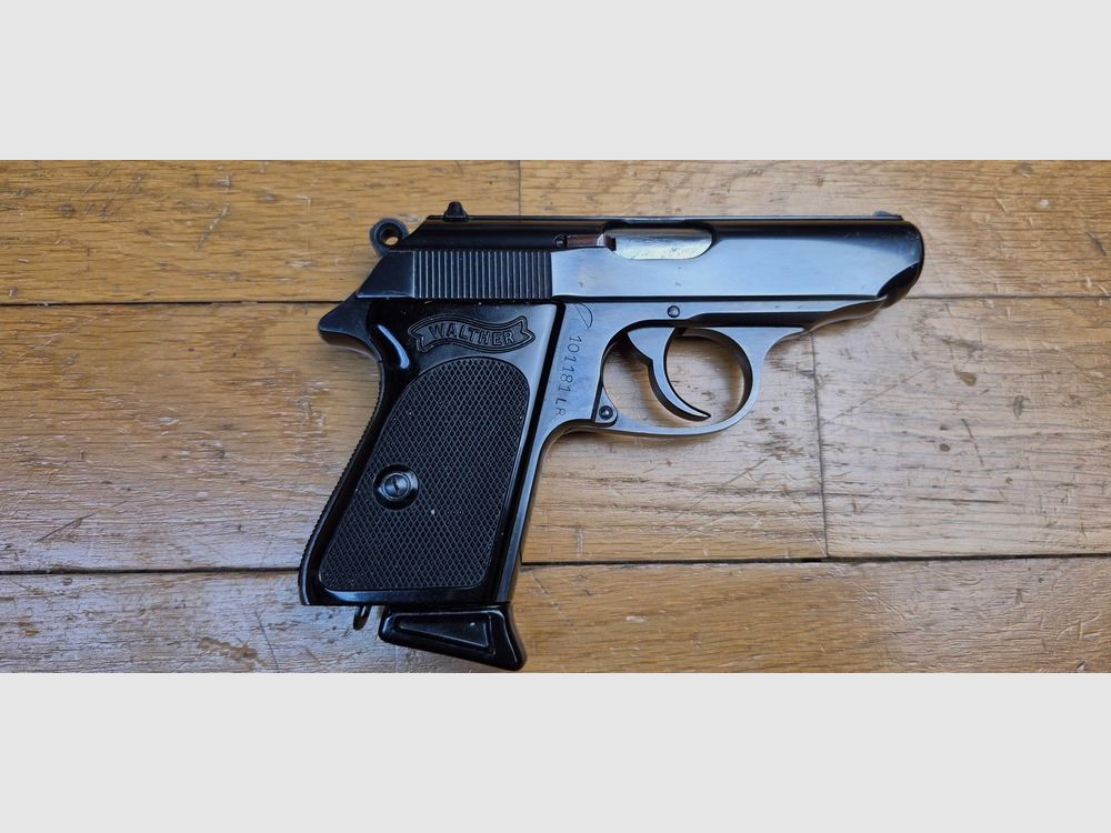 Sehr schöne und seltene Walther PPK von Manurhin unter exklusiver Lizenz von Walther – Kaliber 22LR (sehr selten) – Wunderschöne Brünierung – Wahrscheinlich Polizeitrainingswaffe – 2 Magazine mit 10 Schuss, davon eines mit Fingerverlängerung – Entspannungs-Sicherung – Spiegel-Lauf – Etui mit Aufdruck der bayerischen Polizei – Riemenring – Zustand nahezu neu! TBE+++, Bild 4 von 30