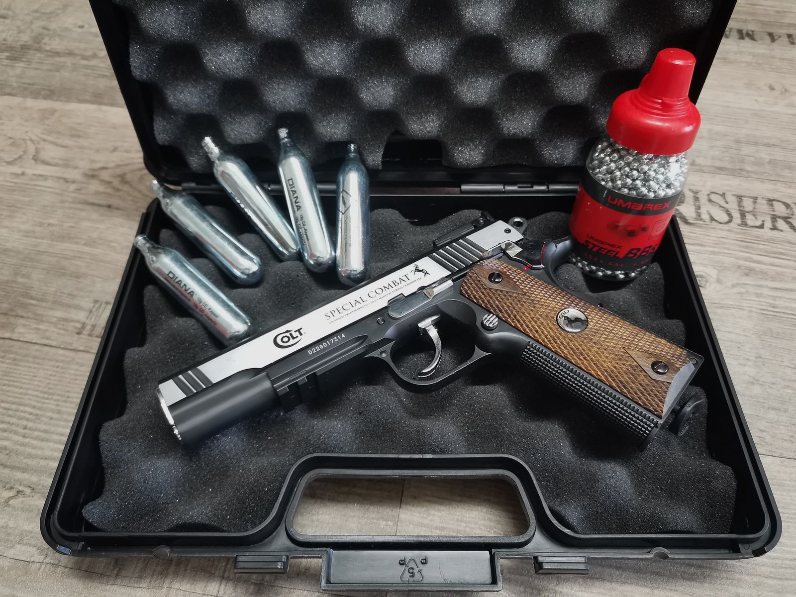 Colt Special Combat Classic CO2 4,5mm BB de acero VOLLMETALL en SET