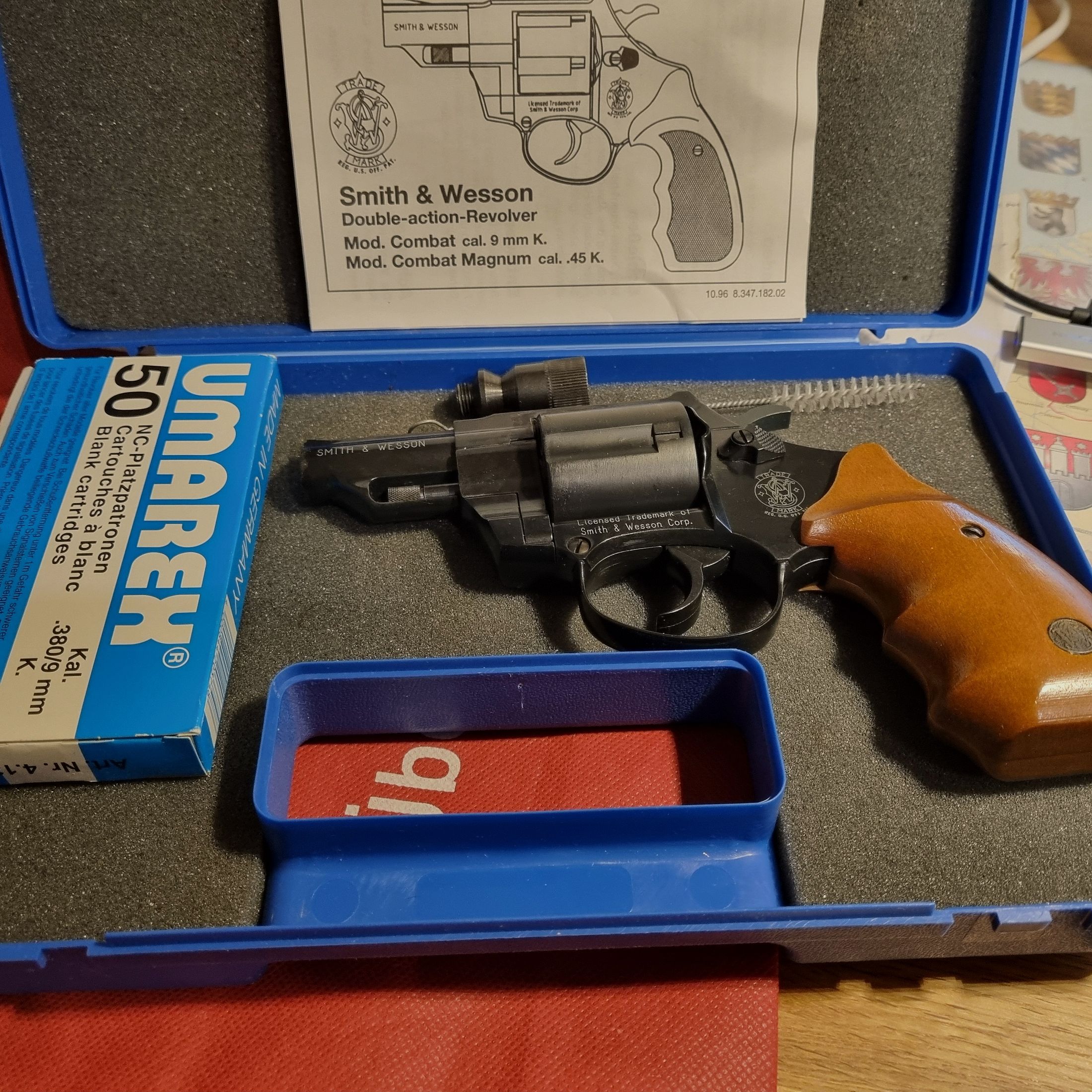 Smith & Wesson, Mod. Combat, 9mm, PTB 607 altes Modell, Holzgriffschalen, brüniert, zzgl. 50 Schuss