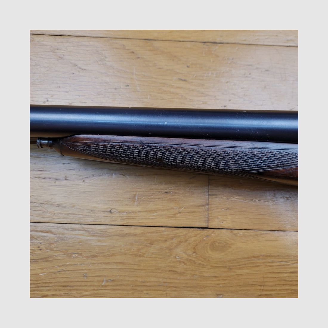 Mooie zij-aan-zij shotgun – kaliber 16/65 – zeer mooie ambachtelijke productie uit Saint-Étienne – overlevende van de Tweede Wereldoorlog – elegante wapen in Engelse stijl – mooie houtsoorten en ruitvormige graveringen – bluing in zeer goede staat – lichtgewicht en toch van mooi staal – Zeer mooie shotgun in TBE+, afbeelding 7 van 33