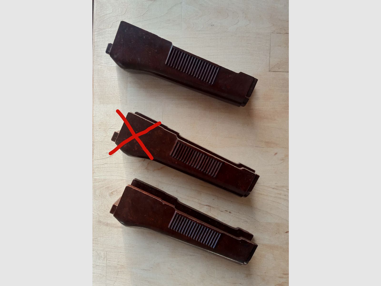 2 pièces de protection inférieure AK d'origine en bakélite est-allemande de la meilleure qualité, en excellent état DDR / NVA // AK74 AKM MPi-Km MPi-74nk AK47