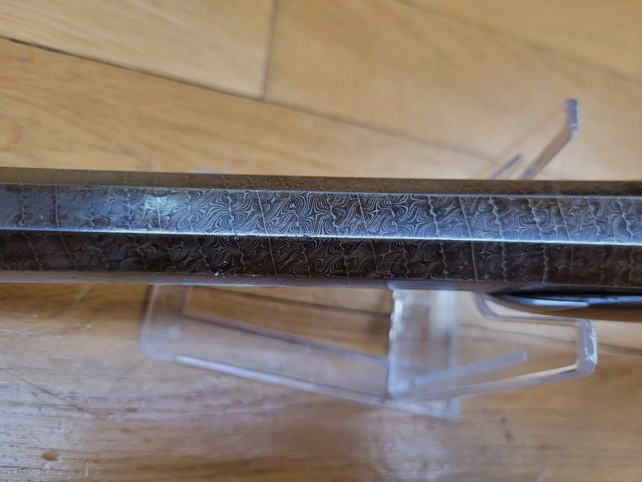 Très beau pistolet d&rsquo;officier de cavalerie 1833 – 2° Type – Manufacture Royale de Châtellerault – Rare et superbe canon en acier ruban ET damas – 48 rayures « cheveux » en TBE – Bronzage d&rsquo;origine à 85% – Très beau spécimen !, image 19 sur 30