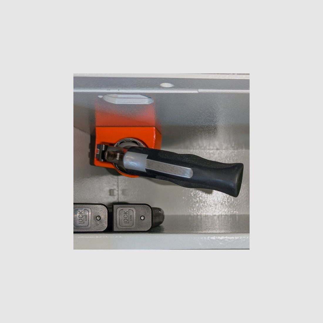 Magnetisches Blockholster für Revolver und baugleiche für Waffenschrank - Zubehör für den Waffenschrank