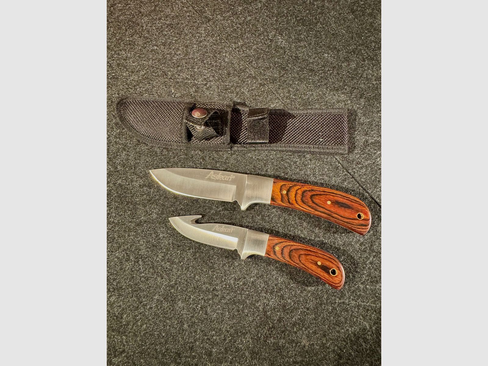 Doppel Gürtelmesser, 2 Messer in Nylonscheide, Askari, unbenutzt, Holzgriff, 72