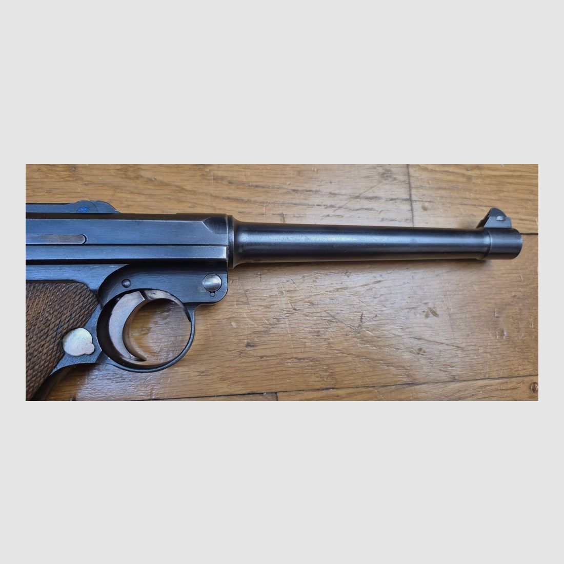 Außergewöhnliche Luger P04 Marinepistole – Deutsches Kaiserreich 1. Weltkrieg – Waffe der 5. Lieferung von 8.000 Waffen in 1916-1917 – Kal. 9×19 – Waffe in außergewöhnlichem Zustand, einheitliche Seriennummer bis zum enthaltenen Magazin – Eine der 34.000 P04 insgesamt – Ausgezeichneter mechanischer Zustand – Hervorragende ästhetische Verfassung – Letztes Modell der DMW von 1917 – Sehr seltenes Stück und Sammlerstück von höchster Qualität – TBE+++, Bild 28 von 29