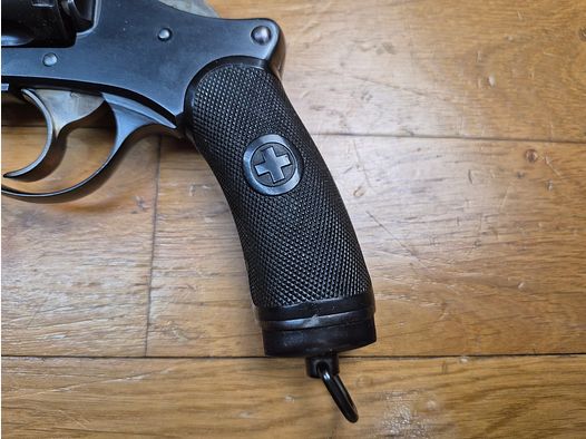 Sehr schöner Schweizer Revolver Modell 1882 (und nicht 1882-29!) – Kal. .7.5 Schweizer – Seltene „private“ Herstellung des Arsenal Bern – 5.903 Exemplare W+F Bern „P“ von nur 37.255 Waffen – Waffe 1. Klasse – quasi neu und Kategorie D! – TBE++