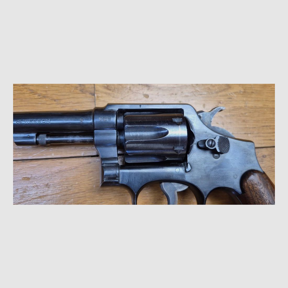 Zeer mooie revolver Smith & Wesson « Victory » – De Hand ejector 1899 en het toekomstige model 10 uit de Tweede Wereldoorlog – Kal. 38 SW / 38-200 – Uitstekende mechanica – Zeer goede esthetische staat – Stempel « GHD » – Wapen van februari 1943 – TBE, afbeelding 24 van 26