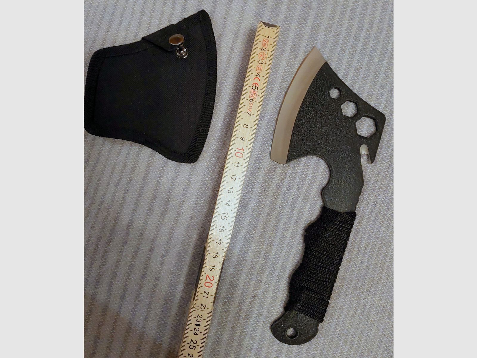 Kompaktes Camping- & Wurfbeil mit Cordura-Nylonhülle