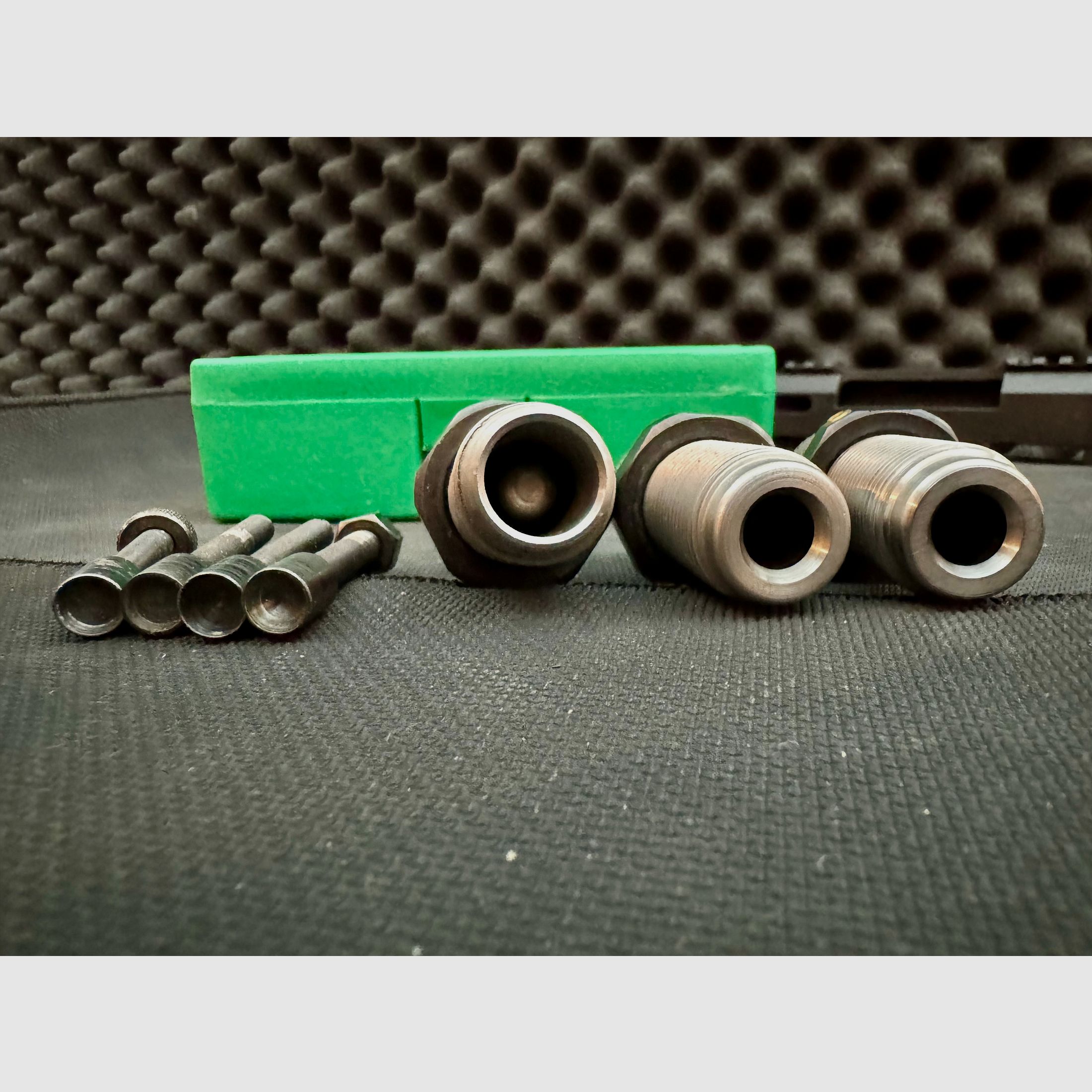 RCBS dies 38/357 .38Sp and .357Mag, 2 seating dies and one expanding die, 4 bullet stamps