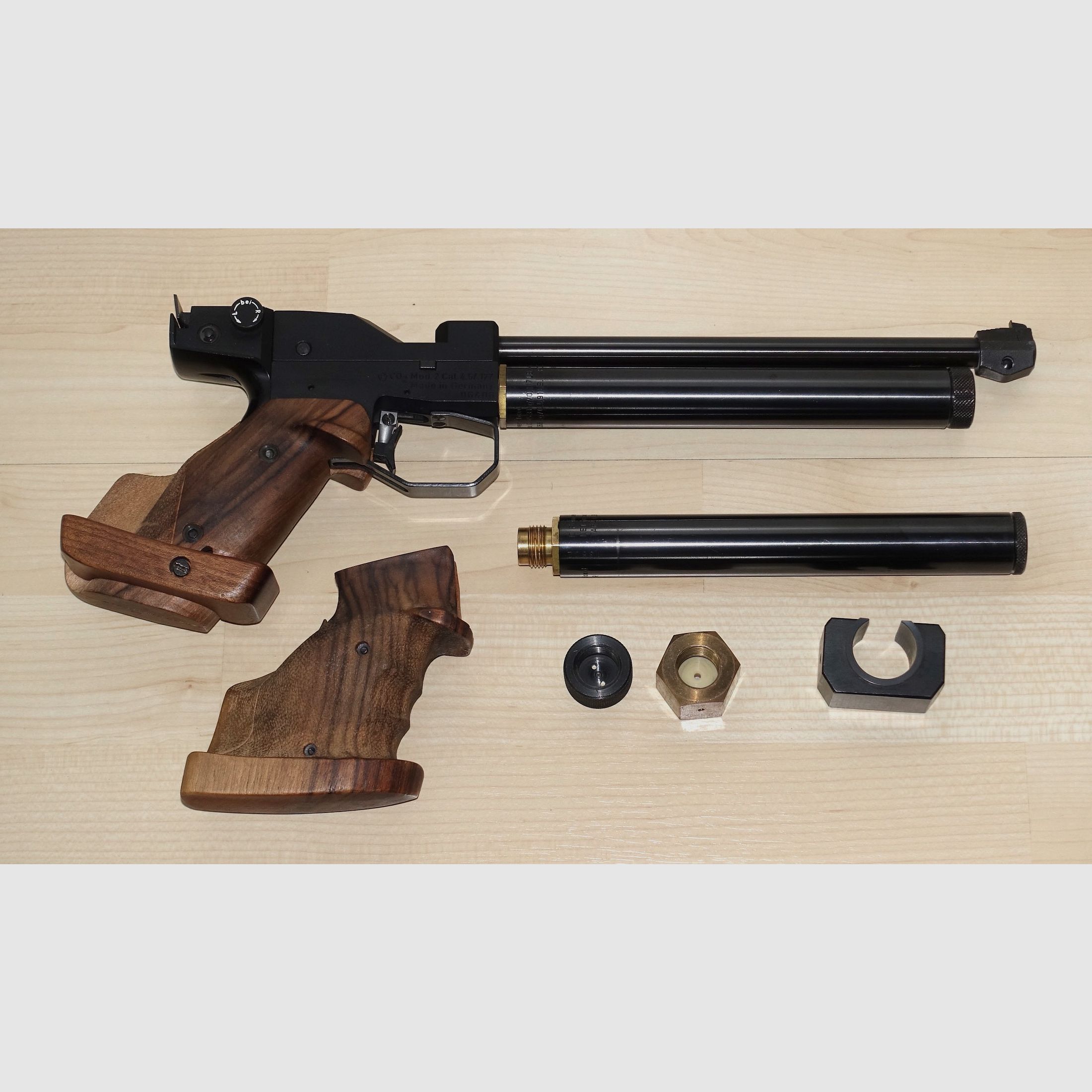 FWB LP2 match pistol in very good condition, 2 cartridges, additional weight, etc.