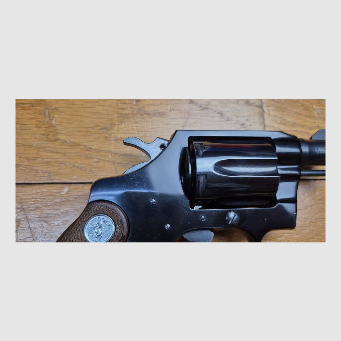 Schöner und seltener Colt Cobra – Subnose in .38 SP – Waffe von 1966 – Aluminiumrahmen – 2 Zoll Lauf mit einwandfreien Zügen – Sehr gute Mechanik und Ästhetik – Ikonische Waffe der Detektive mit großem Schnurrbart und Bodyguards – Neuwertig! TBE ++/TBE+++, Bild 20 von 22