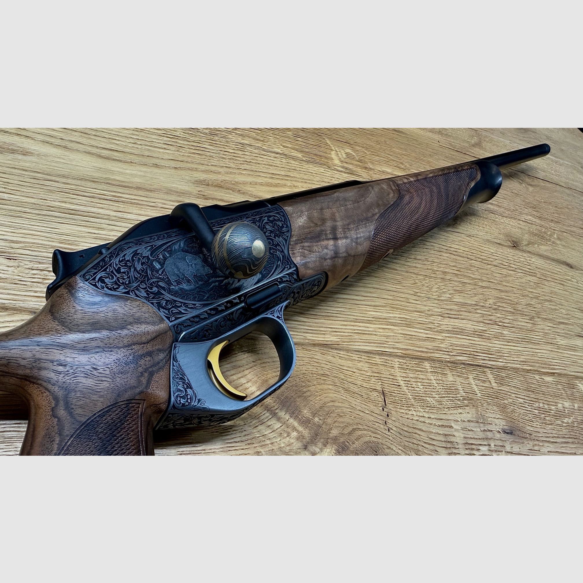 Blaser R8 Grand Luxe Success / Holzklasse 6 / Seidenmattes Finish / Goldener Abzug / Systemkasten + Magazineinheit graviert / TRAUMWAFFE