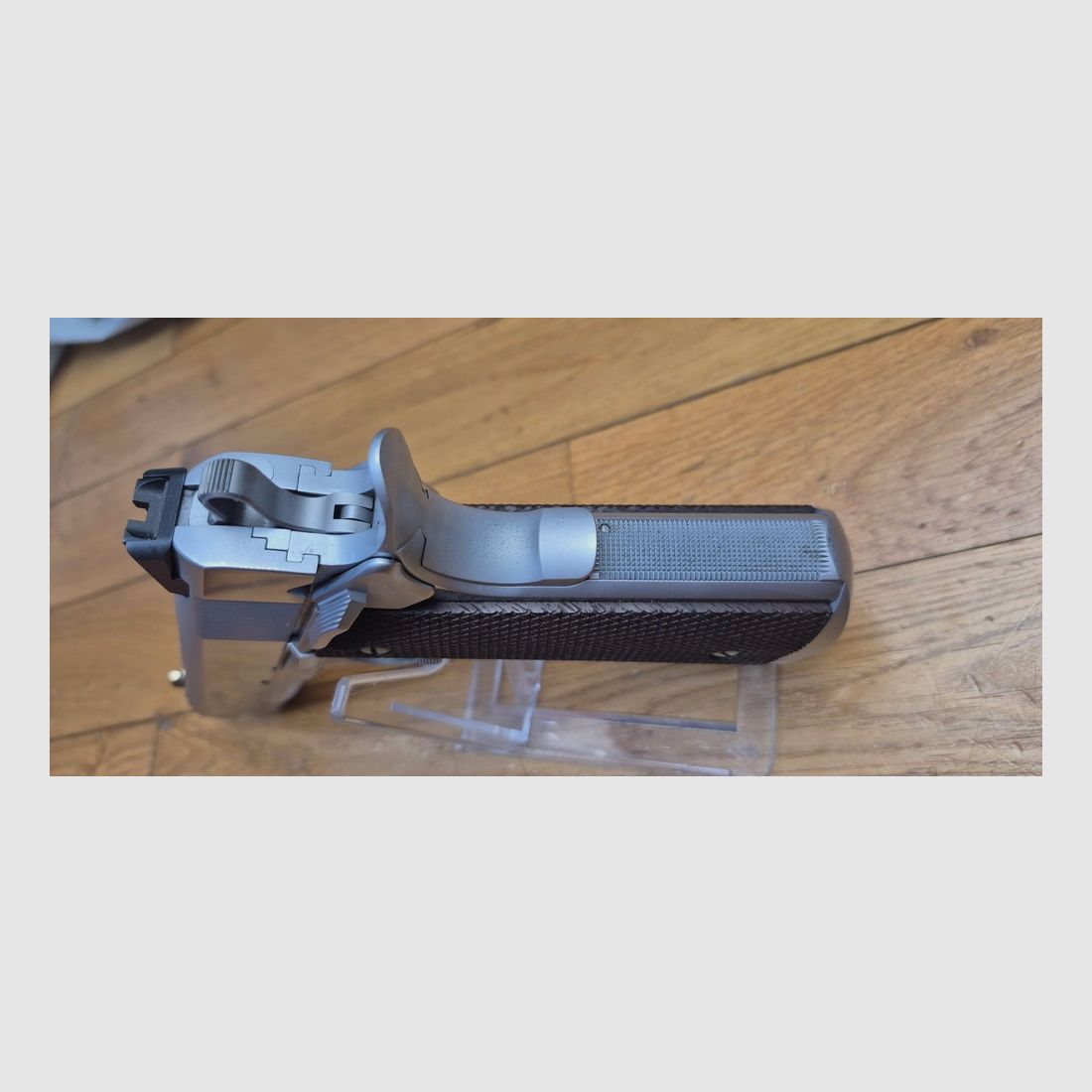 DEPOSITVERKAUF – Wunderschöne und seltene halbautomatische Pistole ACW „Alchemy 1911“ – Modell Prime Carry in Hard Chrome-Finish – Magischer Lauf in 4,25 Zoll – Kal. .45 ACP – Waffe von 2023/2024 in Spitzenfinish – Sehr wenig geschossen – Seltene Gelegenheit für eine absolut außergewöhnliche 1911 – 2. Magazin – Eine der wenigen aktuellen Fertigungen, die Bestand haben wird – Zustand mehr als ausgezeichnet, quasi neu – Super Waffe und absoluter Sammler – TBE+++, Bild 11 von 27