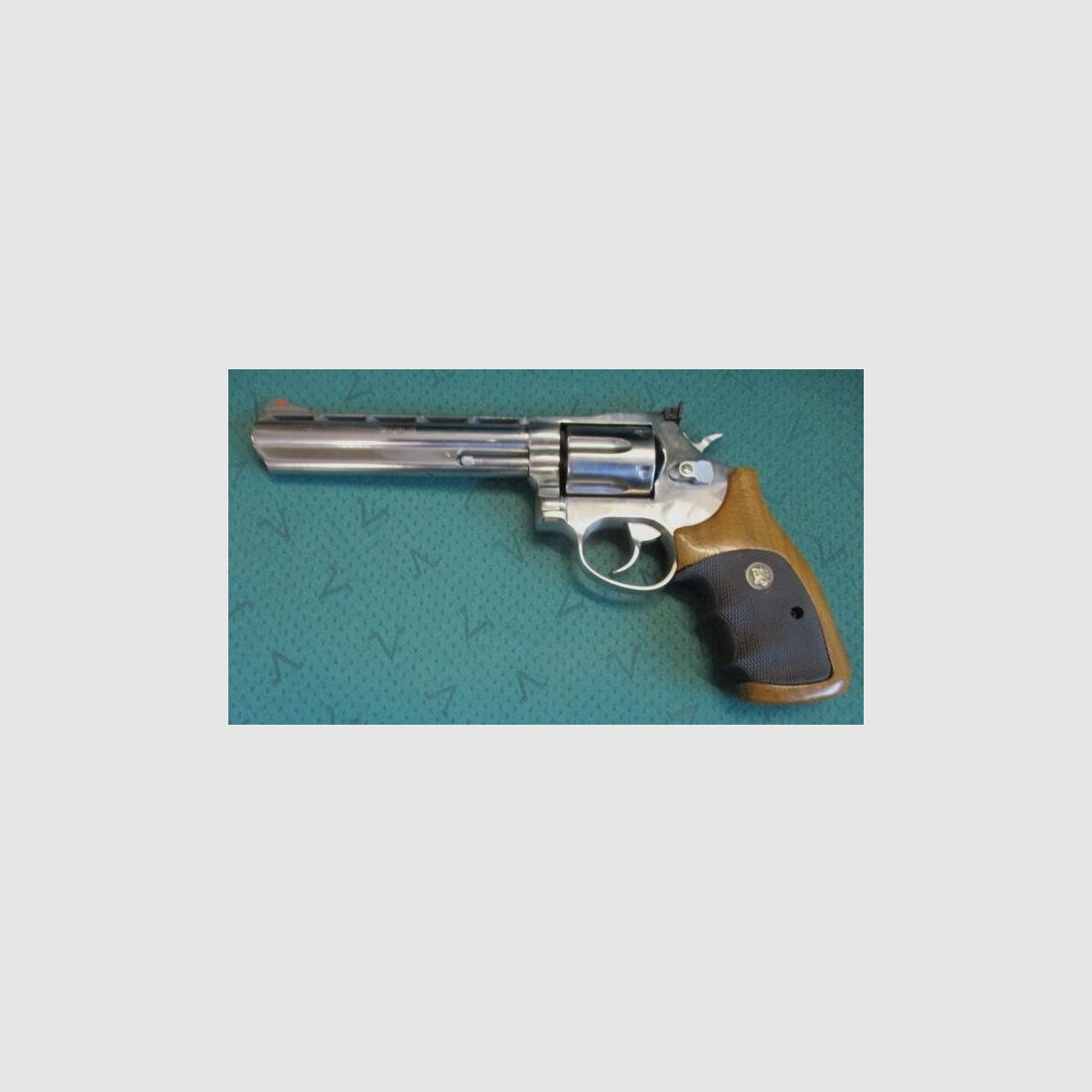 Revolver Taurus .357mag, 6 Zoll mit Pachmayr Griff
