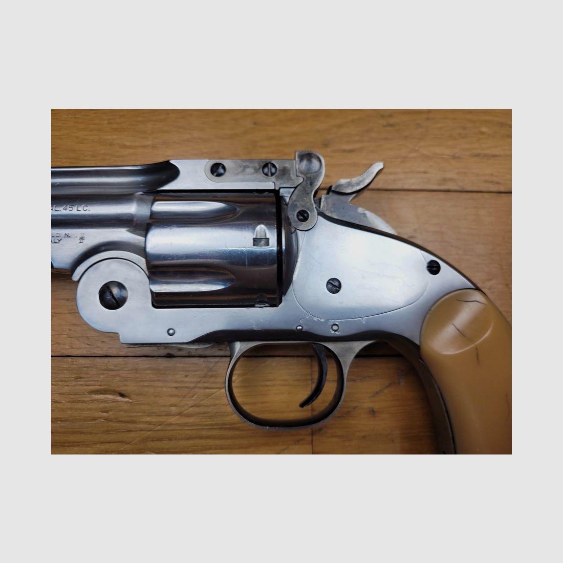 Sehr schöner Revolver Smith&Wesson Schofield – Kal. 45 Long Colt – Herstellung Uberti, 5 Zoll kipplaufender Lauf – Spiegelpolitur – 2 Paar Griffschalen – sehr gute Mechanik – Exzellentes Stück in TBE!, Bild 17 von 20