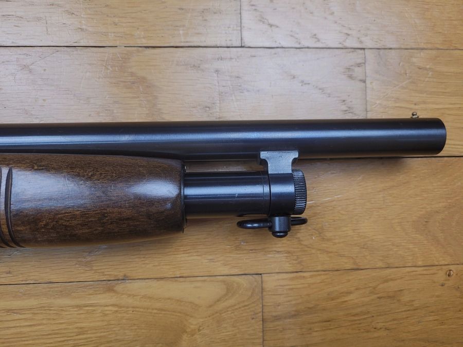 Super fusil à pompe Mossberg 500ATP « Persuader » – calibre 12/76 – Arme de 1982 – canon de 47cm – 5 coups – crosse et pompe en beau noyer – sécurité ambidextre – 100% made in USA – Un des meilleurs « pompe » – TBE, image 7 sur 23