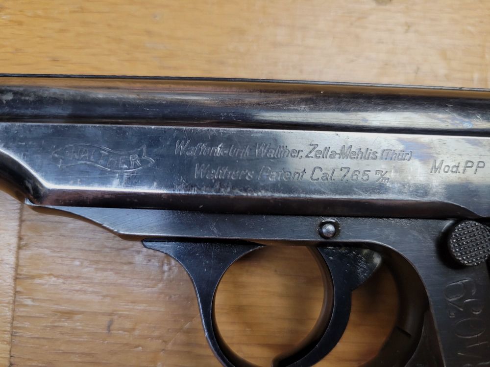 Sehr schöner Walther PP Pistol III. Reich – Schöne Fertigung Walther Zella-Mehlis aus dem Sommer 1940 – Kaliber 7,65 mm – Schöne Originalbrünierung – Polizei-Nummer und Fangriemenöse – Mononummer – Spiegel-Lauf – TBE, Bild 5 von 21