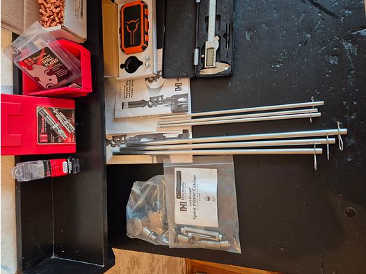 Hornady pressa di ricarica a 5 stazioni set completo + tavolo massiccio e accessori