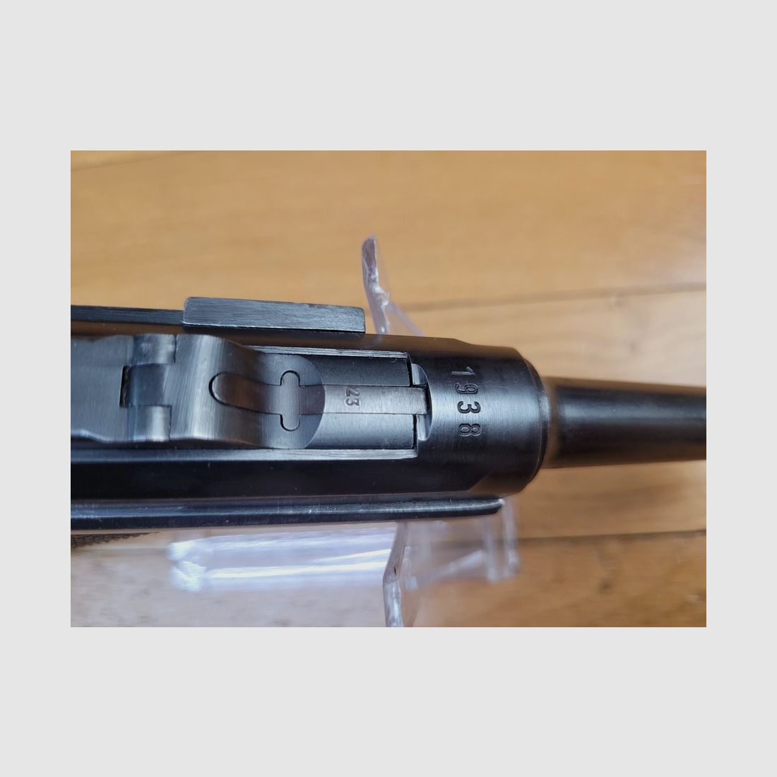 Außergewöhnliche Luger P08 Kriegsmarine Pistole – Weniger als 3900 Exemplare – Mauser S/42 Fertigung von 1938 – Kriegsmarine Holster und Originalschlüssel – Sehr seltenes Set in perfektem Zustand!, Bild 22 von 42