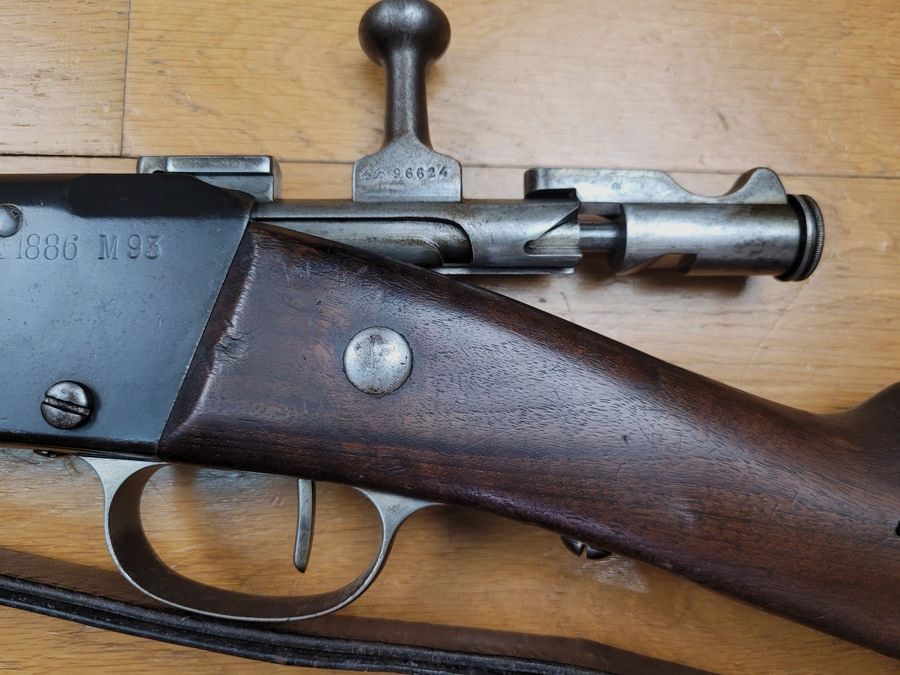 Muy bonito rifle Lebel modelo 1886 M93 - Arsenal de Châtellerault de 1890 - calibre original 8x51R - re-estandarizado en el mismo arsenal en 1893 - Cartucho 32N - Número de serie completo - buen cañón - Pieza rara en TBE+, imagen 4 de 27
