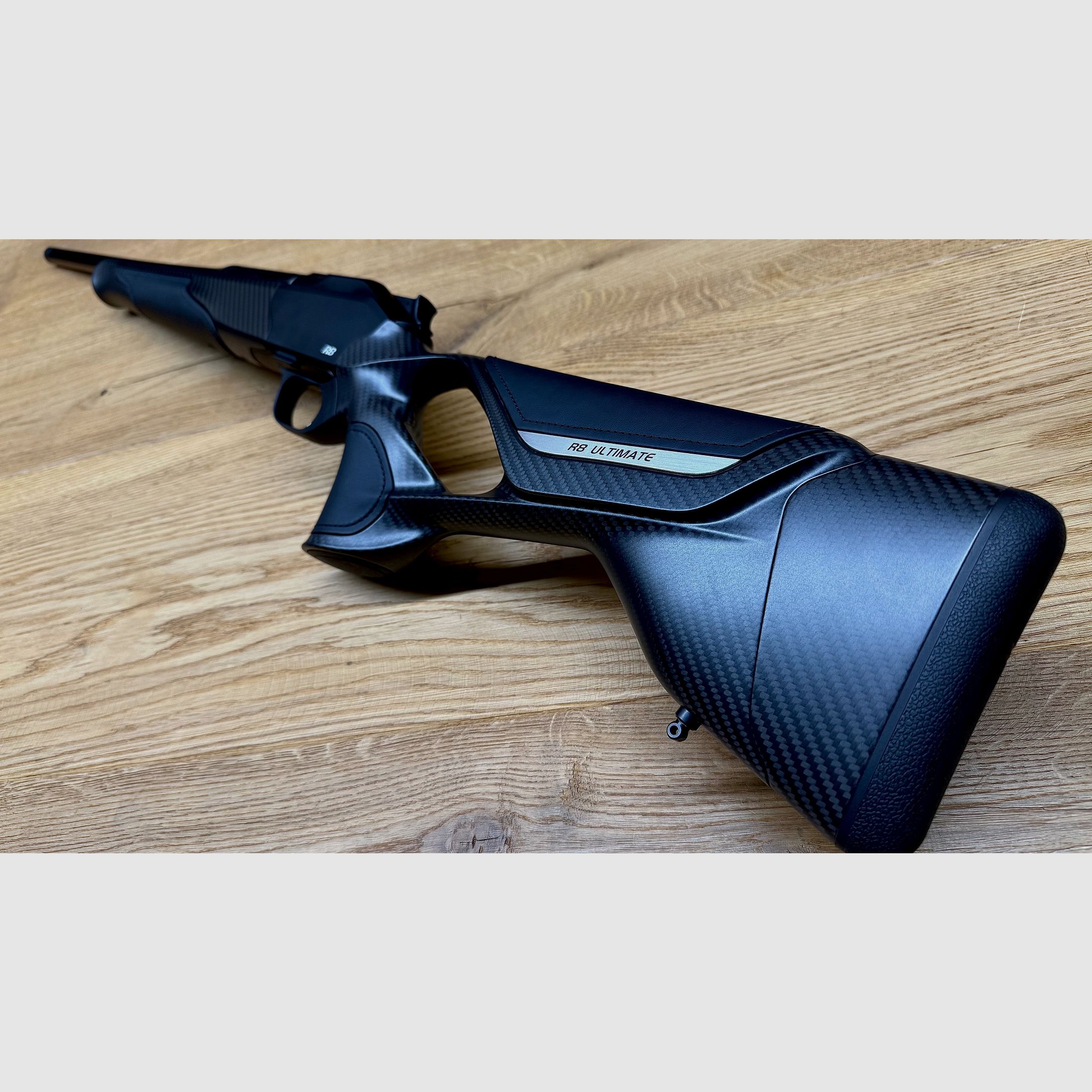 Blaser R8 Carbone Cuir noir / Déclencheur & chambre DLC / Avant en carbone / Logo argent / Poignée de chambre en carbone / Calibre & longueur de canon au choix