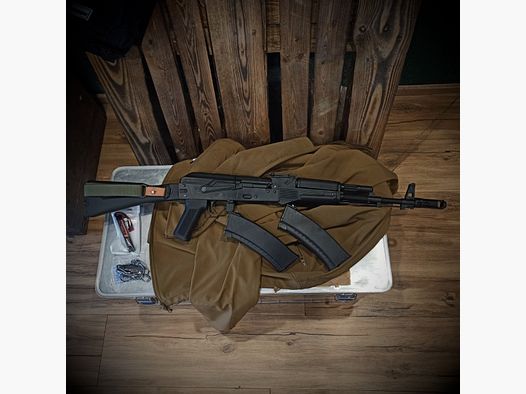 Team RED Starterset: S&T AK74MN max 0,5J tuned-AEG mit Akku, Ladegerät, Sling, 2x Magazine