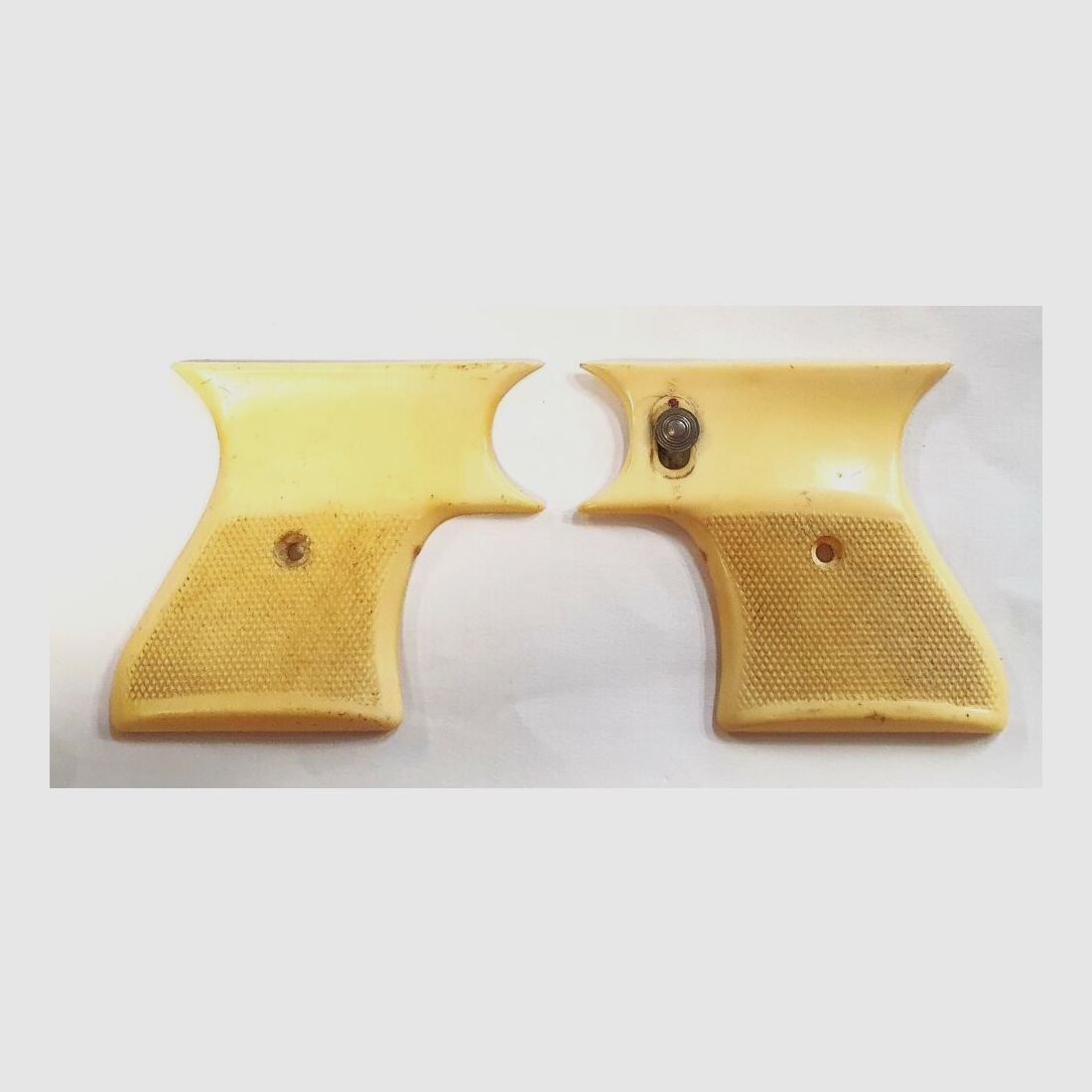 EMGE Paar Griffschalen für Em-GE Modell 320 Pistole, gebraucht